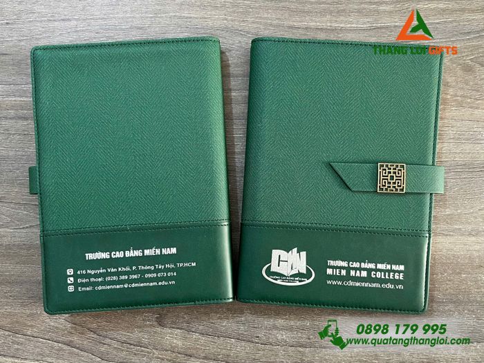 Sổ Tay Bìa Còng Màu Xanh Lá - Ép Kim Logo Trường Cao Đẳng Miền Nam