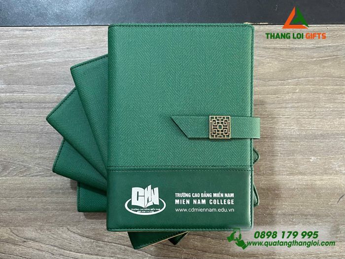 Sổ Tay Bìa Còng Màu Xanh Lá - Ép Kim Logo Trường Cao Đẳng Miền Nam