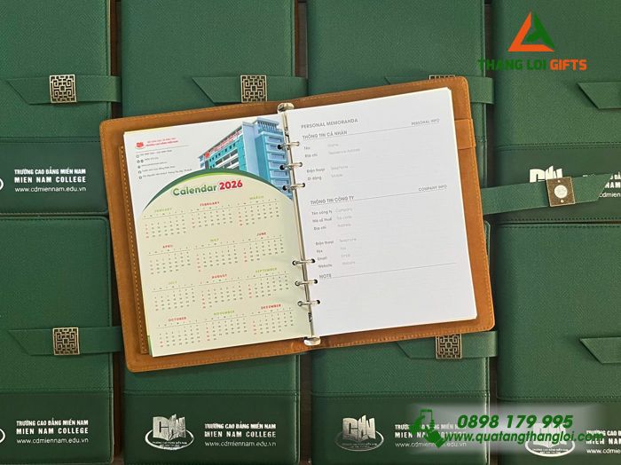 Sổ Tay Bìa Còng Màu Xanh Lá - Ép Kim Logo Trường Cao Đẳng Miền Nam