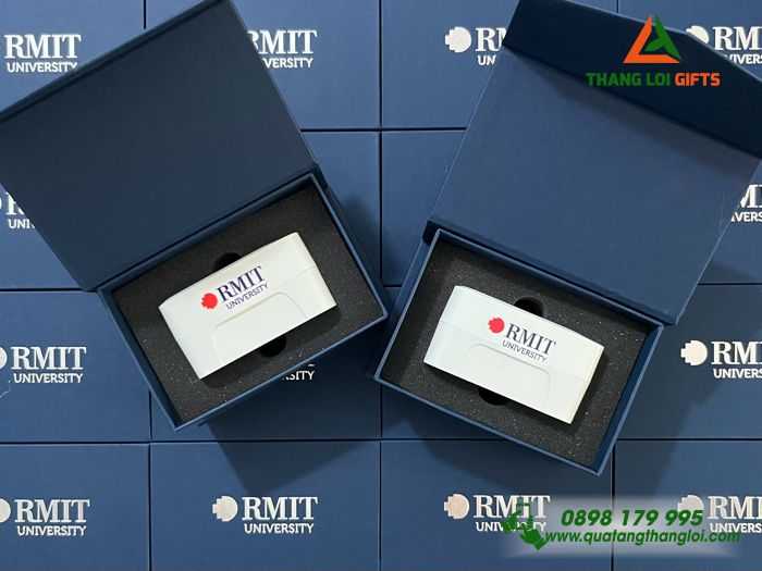 Adapter Du Lịch Màu Trắng - In Logo Trường Đại Học RMIT