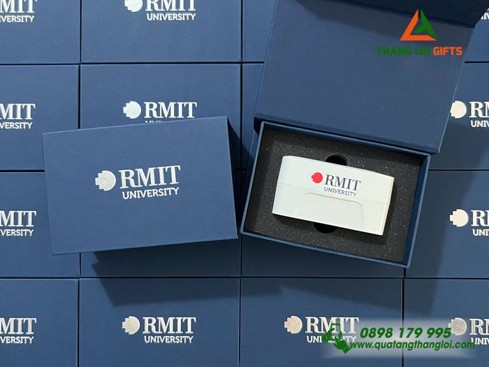Adapter Du Lịch Màu Trắng - In Logo Trường Đại Học RMIT