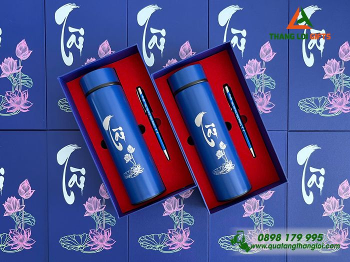 Combo Quà Tặng (Bình & Bút) Màu Xanh - In Khắc Tên Trường Mầm Non Sóc Nâu