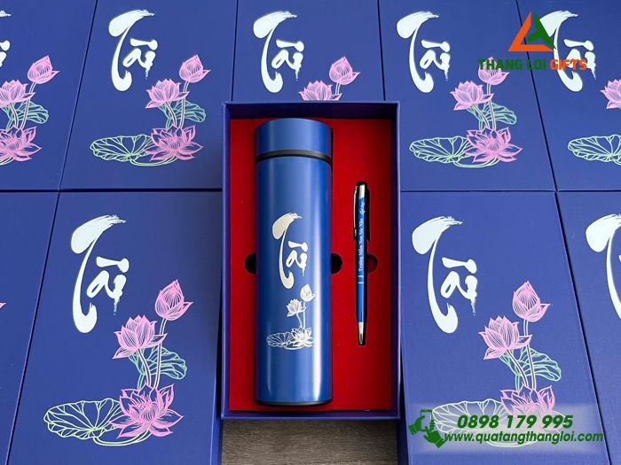 Combo Quà Tặng (Bình & Bút) Màu Xanh - In Khắc Tên Trường Mầm Non Sóc Nâu