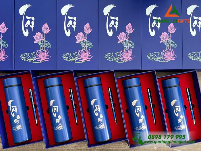 Combo Quà Tặng (Bình & Bút) Màu Xanh - In Khắc Tên Trường Mầm Non Sóc Nâu