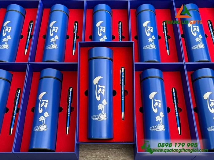 Combo Quà Tặng (Bình & Bút) Màu Xanh - In Khắc Tên Trường Mầm Non Sóc Nâu