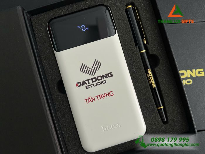Bộ Quà Tặng (Pin Sạc & Bút Ký) - In Khắc Logo Doanh Nghiệp Đất Đồng STUDIO