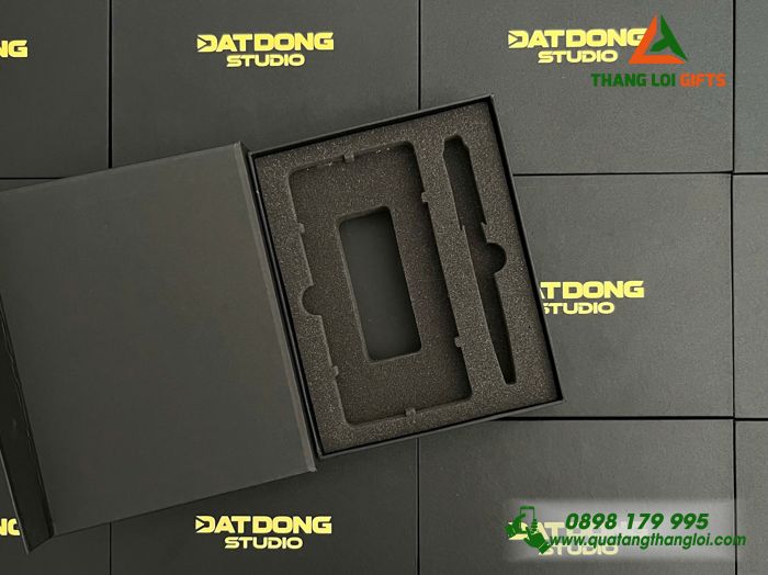 Bộ Quà Tặng (Pin Sạc & Bút Ký) - In Khắc Logo Doanh Nghiệp Đất Đồng STUDIO