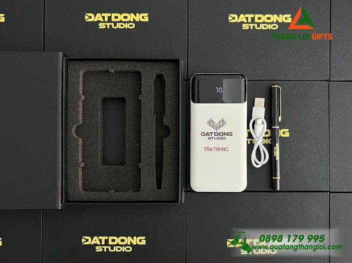 Bộ Quà Tặng (Pin Sạc & Bút Ký) - In Khắc Logo Doanh Nghiệp Đất Đồng STUDIO