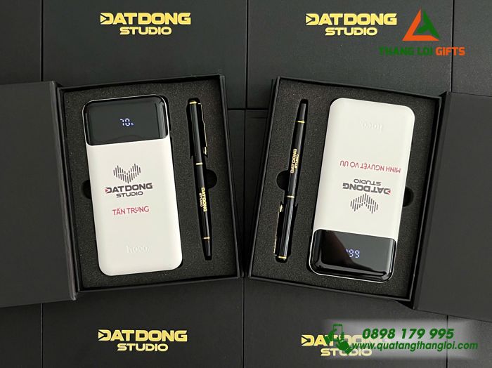 Bộ Quà Tặng (Pin Sạc & Bút Ký) - In Khắc Logo Doanh Nghiệp Đất Đồng STUDIO