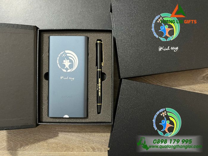 Bộ Quà Tặng (Pin Sạc & Bút Ký) - In Khắc Logo Trường Học Làm Quà Tặng