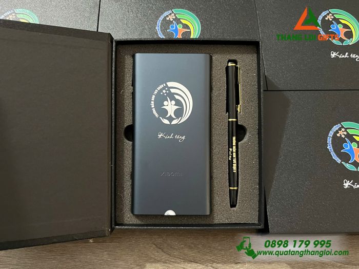 Bộ Quà Tặng (Pin Sạc & Bút Ký) - In Khắc Logo Trường Học Làm Quà Tặng