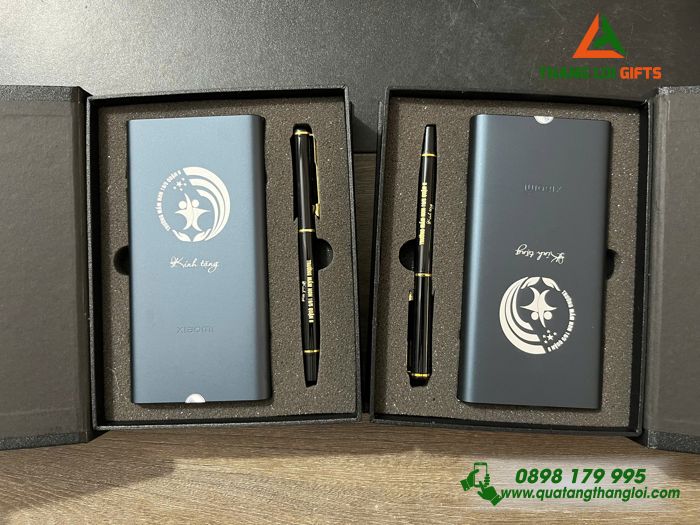 Bộ Quà Tặng (Pin Sạc & Bút Ký) - In Khắc Logo Trường Học Làm Quà Tặng