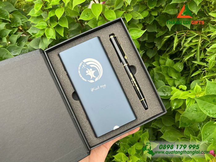 Bộ Quà Tặng (Pin Sạc & Bút Ký) - In Khắc Logo Trường Học Làm Quà Tặng