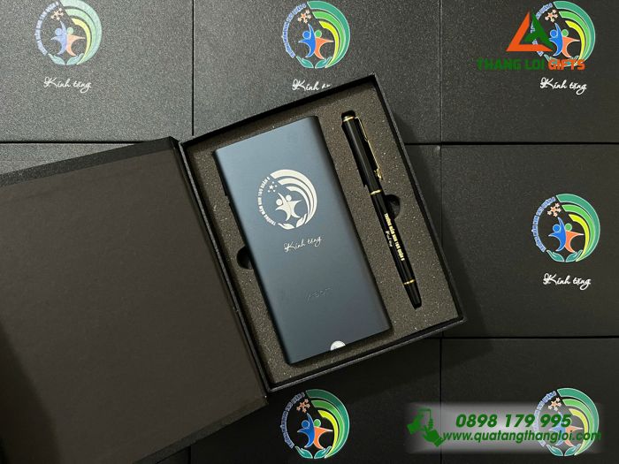 Bộ Quà Tặng (Pin Sạc & Bút Ký) - In Khắc Logo Trường Học Làm Quà Tặng