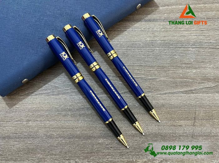 Bút Ký Kim Loại Màu Xanh Khoen Vàng - Khắc Logo Trung Tâm Tiếng Anh 10X