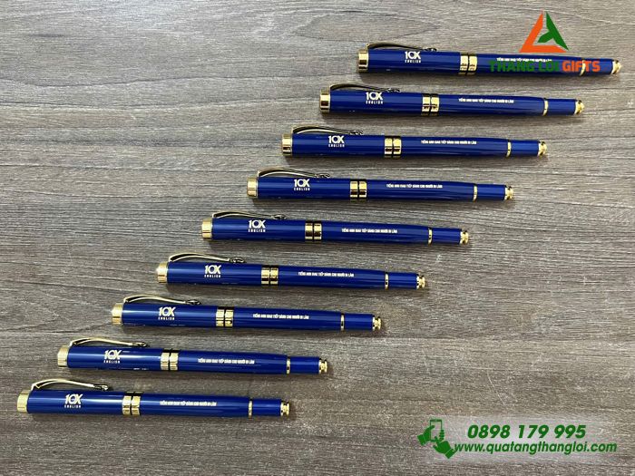 Bút Ký Kim Loại Màu Xanh Khoen Vàng - Khắc Logo Trung Tâm Tiếng Anh 10X