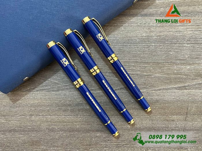 Bút Ký Kim Loại Màu Xanh Khoen Vàng - Khắc Logo Trung Tâm Tiếng Anh 10X