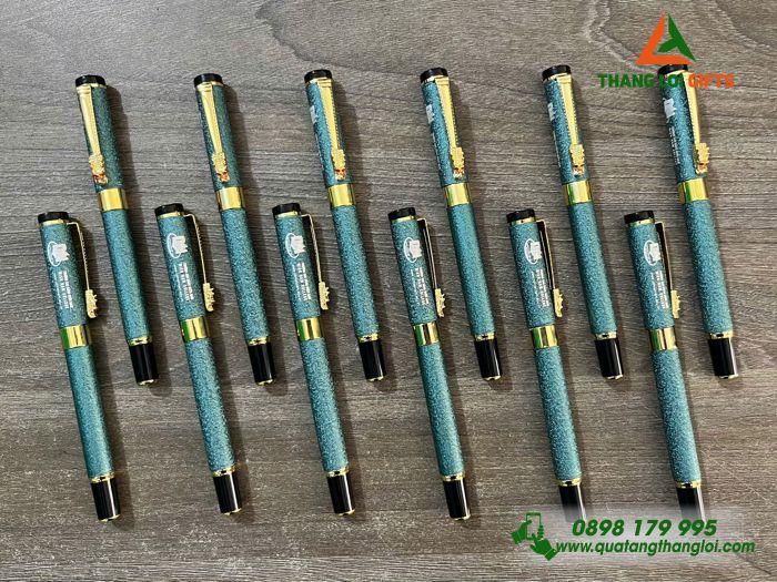 Bút Ký Kim Loại Màu Xanh Lá Khoen Cài Hình Đầu Rồng - Khắc Logo Trường Cao Đẳng Miền Nam