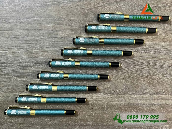 Bút Ký Kim Loại Màu Xanh Lá Khoen Cài Hình Đầu Rồng - Khắc Logo Trường Cao Đẳng Miền Nam