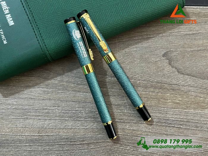 Bút Ký Kim Loại Màu Xanh Lá Khoen Cài Hình Đầu Rồng - Khắc Logo Trường Cao Đẳng Miền Nam