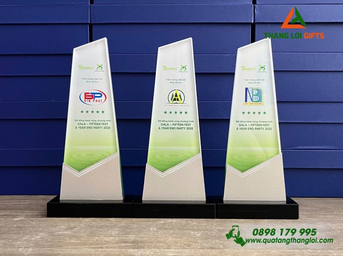 Cup Pha Lê - In Logo Doanh Nghiệp Làm Quà Tặng Vinh Danh