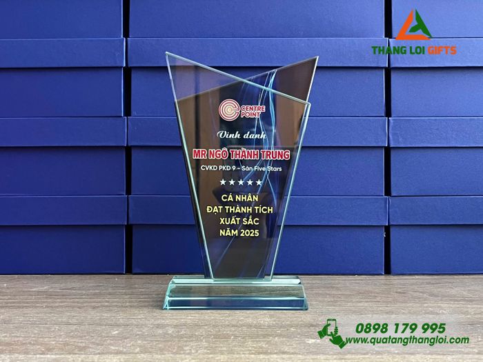 Kỷ Niệm Chương - In Logo Doanh Nghiệp CENTRE POINT Làm Quà Tặng Vinh Danh