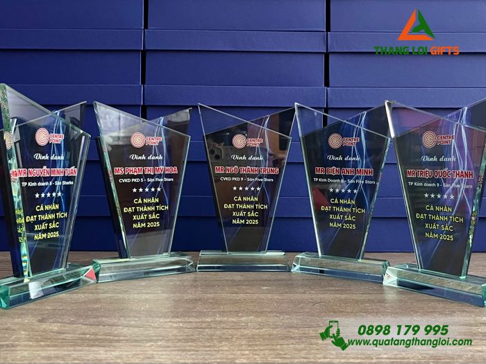 Kỷ Niệm Chương - In Logo Doanh Nghiệp CENTRE POINT Làm Quà Tặng Vinh Danh