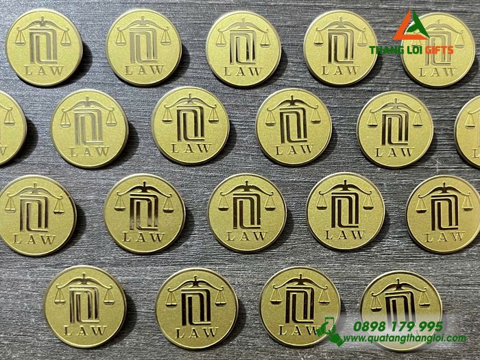 Huy Hiệu Cài Áo Đồng Ăn Mòn Nền Cát - Logo Luật LAW 