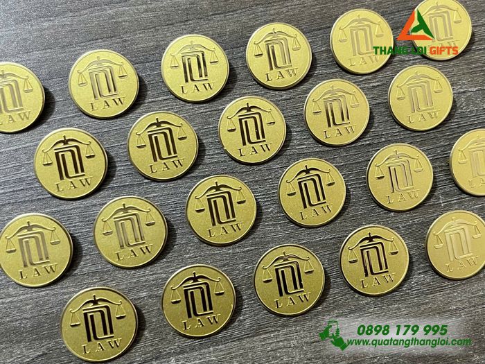 Huy Hiệu Cài Áo Đồng Ăn Mòn Nền Cát - Logo Luật LAW 