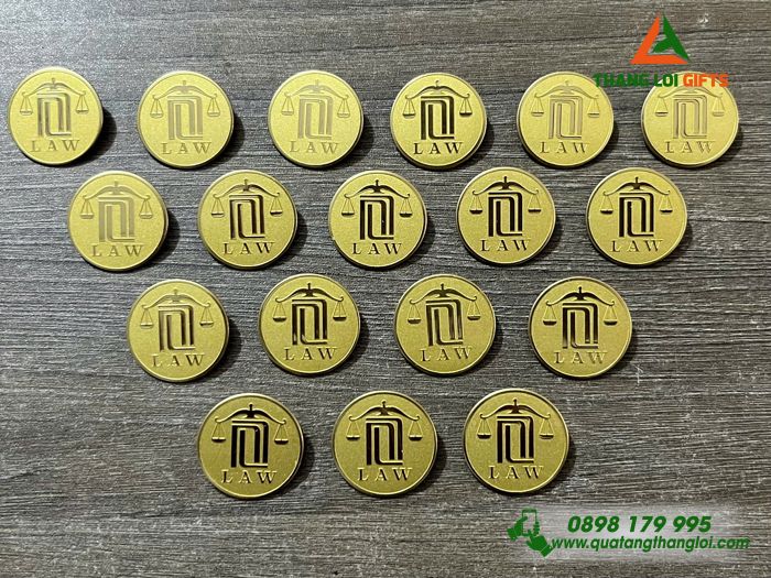 Huy Hiệu Cài Áo Đồng Ăn Mòn Nền Cát - Logo Luật LAW 