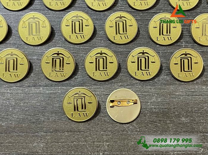 Huy Hiệu Cài Áo Đồng Ăn Mòn Nền Cát - Logo Luật LAW 