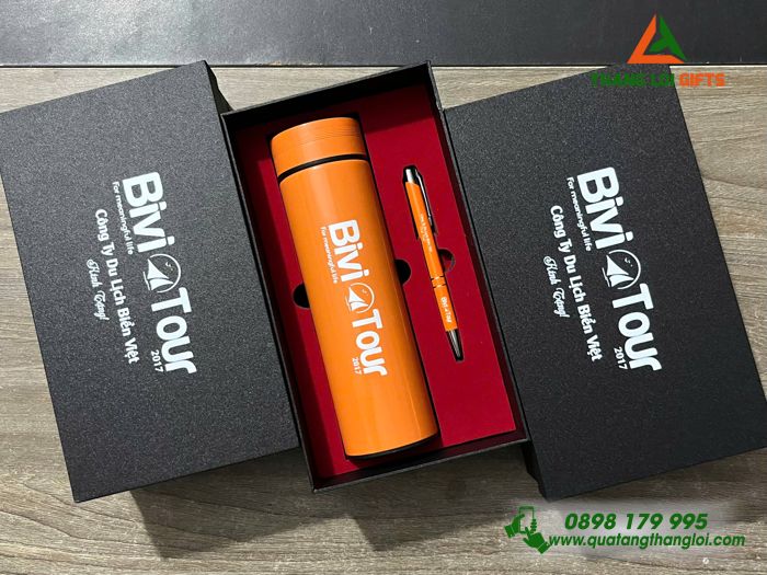 Bộ Quà Tặng (Bình & Bút Bi) Màu Cam - In Khắc Logo Doanh Nghiệp Bivi Tour