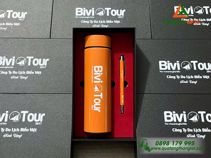 Bộ Quà Tặng (Bình & Bút Bi) Màu Cam - In Khắc Logo Doanh Nghiệp Bivi Tour