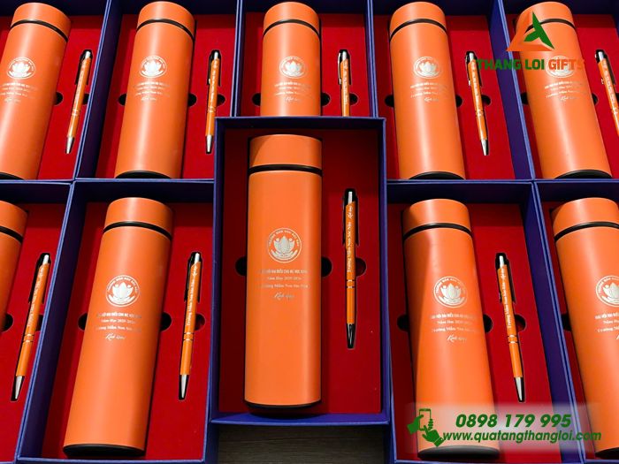 Combo Quà Tặng (Bình & Bút) Màu Cam - In Khắc Logo Trường Mầm Non Sóc Nâu