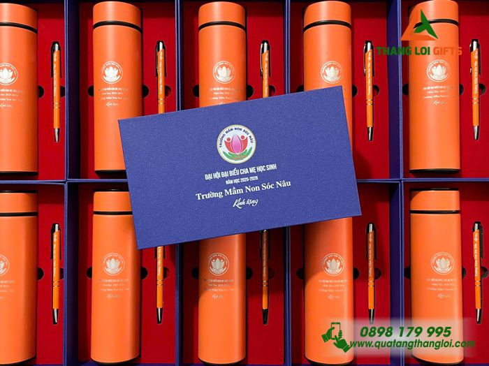 Combo Quà Tặng (Bình & Bút) Màu Cam - In Khắc Logo Trường Mầm Non Sóc Nâu