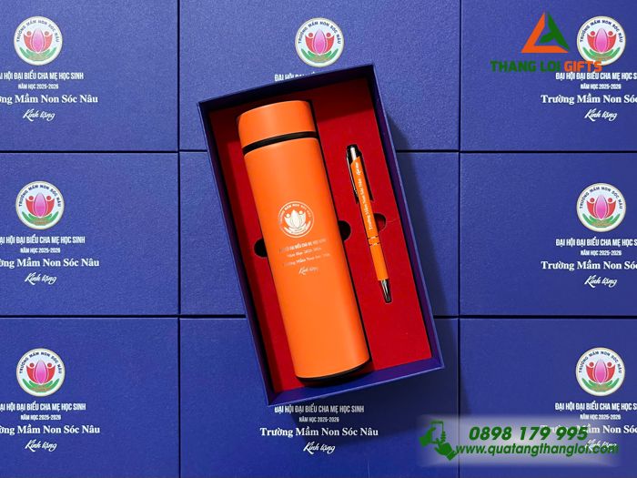 Combo Quà Tặng (Bình & Bút) Màu Cam - In Khắc Logo Trường Mầm Non Sóc Nâu