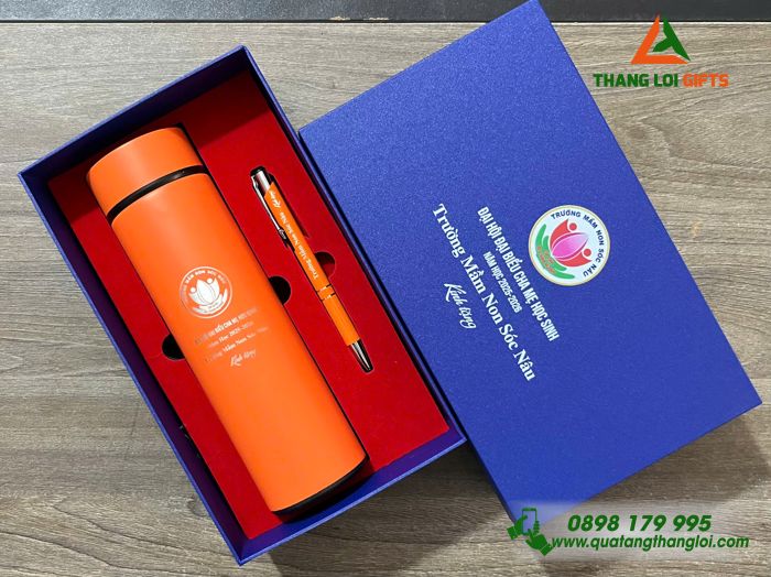 Combo Quà Tặng (Bình & Bút) Màu Cam - In Khắc Logo Trường Mầm Non Sóc Nâu