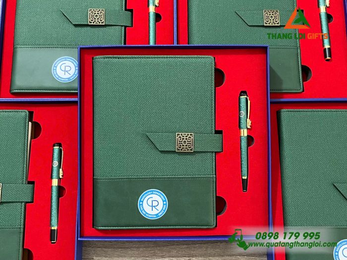 Set Quà Tặng (Sổ & Bút) Màu Xanh Lá - In Khắc Logo Bệnh Viện Chợ Rẫy