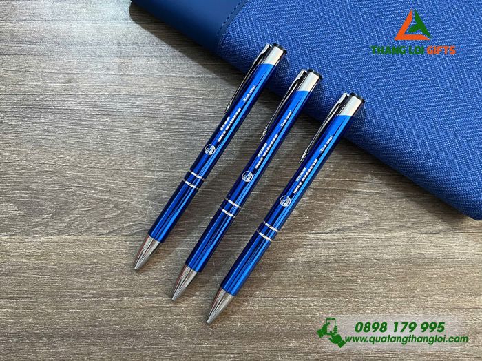 Bút Bi Kim Loại Bấm Màu Xanh - Khắc Logo Trường Đại Học Luật - ĐHQG Hà Nội
