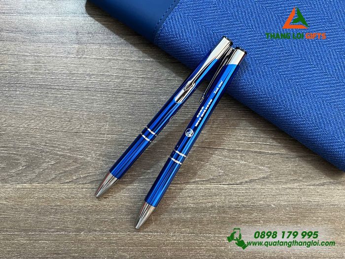 Bút Bi Kim Loại Bấm Màu Xanh - Khắc Logo Trường Đại Học Luật - ĐHQG Hà Nội