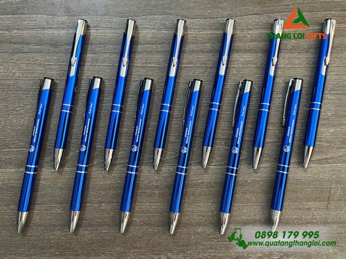 Bút Bi Kim Loại Bấm Màu Xanh - Khắc Logo Trường Đại Học Luật - ĐHQG Hà Nội
