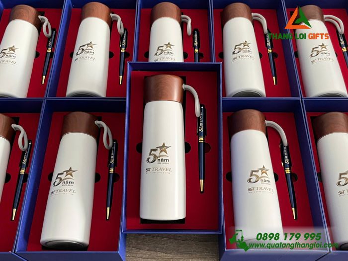 Bộ Quà Tặng (Bình & Bút) - In Khắc Logo Kỷ Niệm 5 Năm Doanh Nghiệp SST TRAVEL