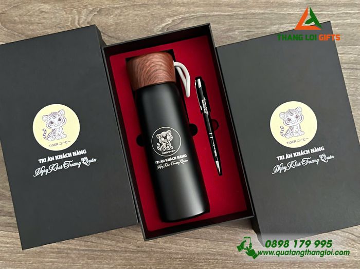 Bộ Quà Tặng (Bình & Bút) Màu Đen - In Khắc Logo Tiệm Caffe Tiger