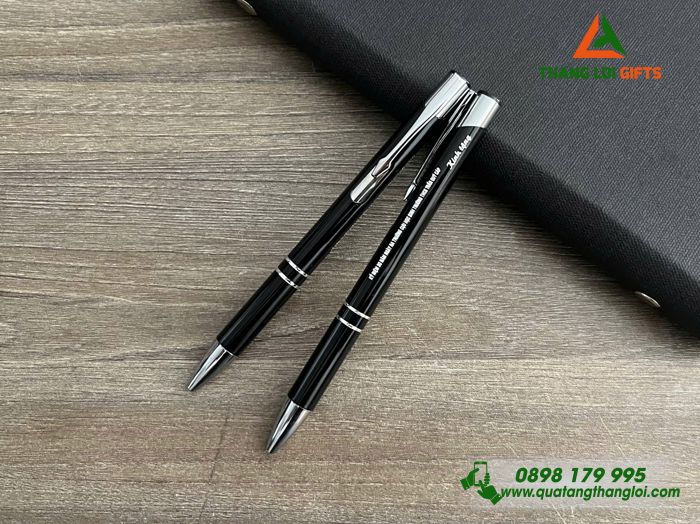 Bút Bi Kim Loại Bấm Màu Đen - Khắc Nội Dung Kỷ Niệm 30 Năm Trường THCS Trần Quý Cáp