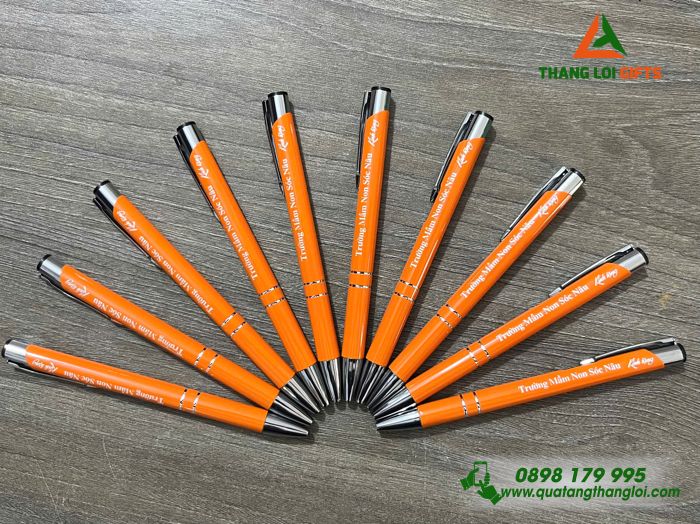 Bút Bi Kim Loại Bấm Màu Cam - Khắc Tên Trường Mầm Non Sóc Nâu