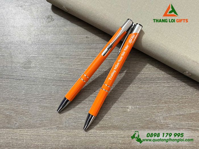 Bút Bi Kim Loại Bấm Màu Cam - Khắc Tên Trường Mầm Non Sóc Nâu