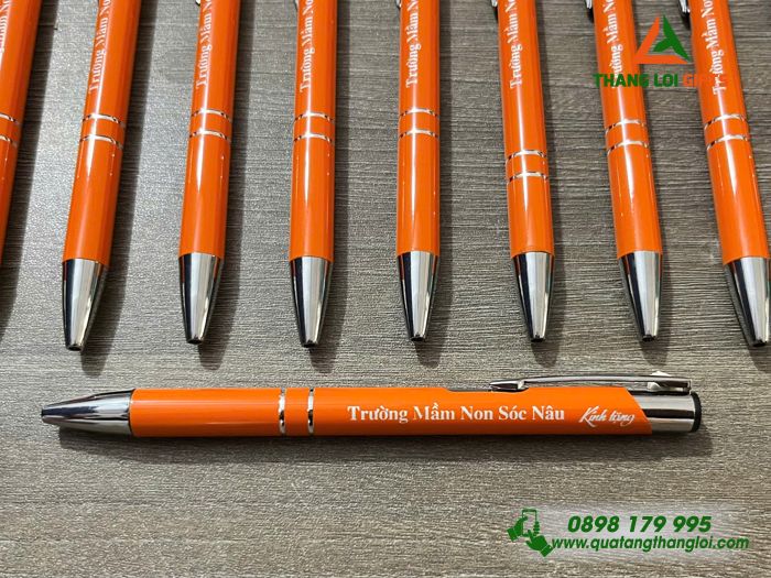 Bút Bi Kim Loại Bấm Màu Cam - Khắc Tên Trường Mầm Non Sóc Nâu