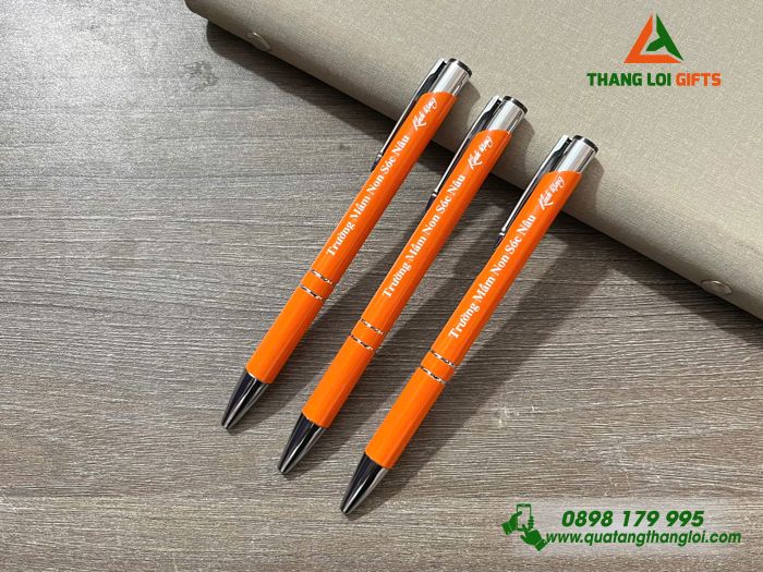 Bút Bi Kim Loại Bấm Màu Cam - Khắc Tên Trường Mầm Non Sóc Nâu
