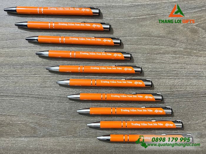 Bút Bi Kim Loại Bấm Màu Cam - Khắc Tên Trường Mầm Non Sóc Nâu