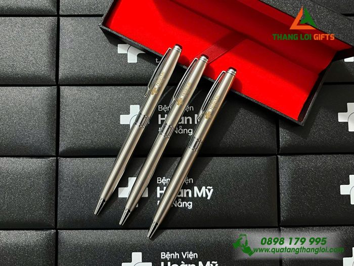 Bút Ký Kim Loại Xoay - Khắc Logo Bệnh Viện Hoàn Mỹ Đà Nẵng